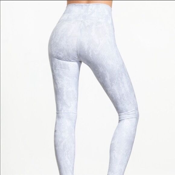 Nwot Alo Yoga airbrush white python print sz xs - Picture 3 of 9